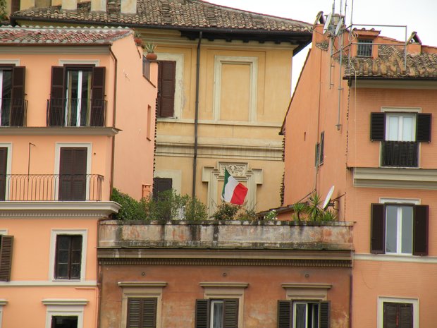  petite terrasse sur un toit, drapeau italien